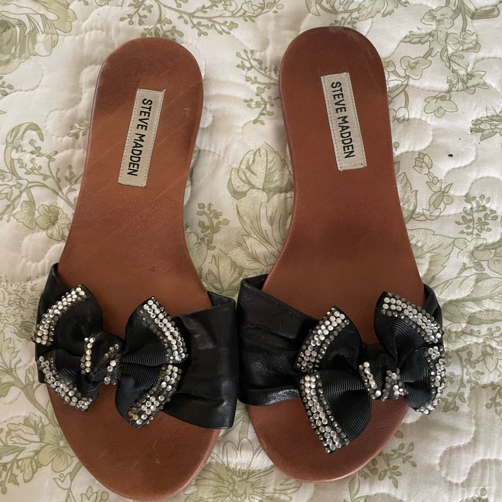 Steve Madden size 8 sandals / flip flops with black bow